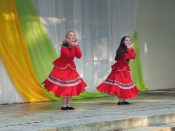 Выпускницы танцевального коллектива "JUMP" Анастасия Крянга и Надежда Калугина