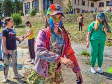 Фестиваль красок Холли прошёл сегодня в Новоасбесте