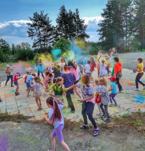 Фестиваль красок Холли прошёл сегодня в Новоасбесте